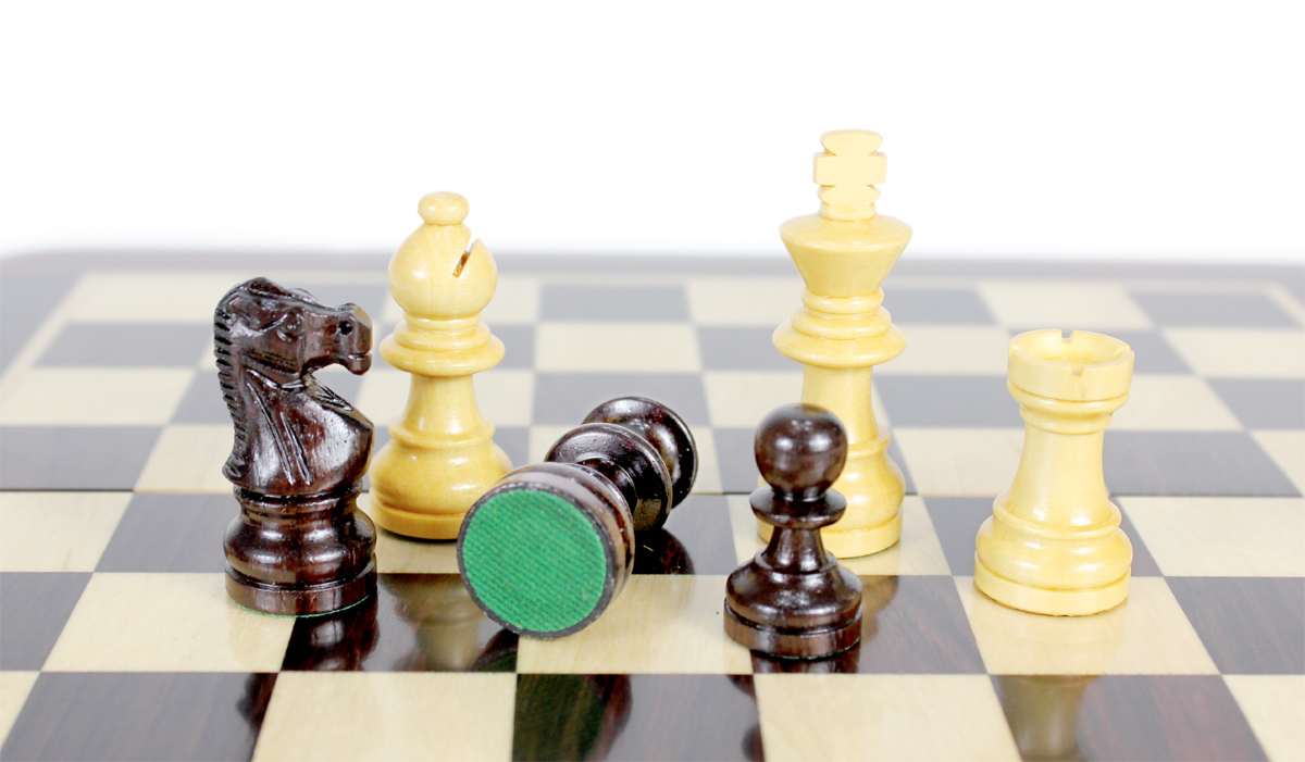 All chess pieces have felted bottom. The weight of the chess set is 1.74 lbs (790 grams)